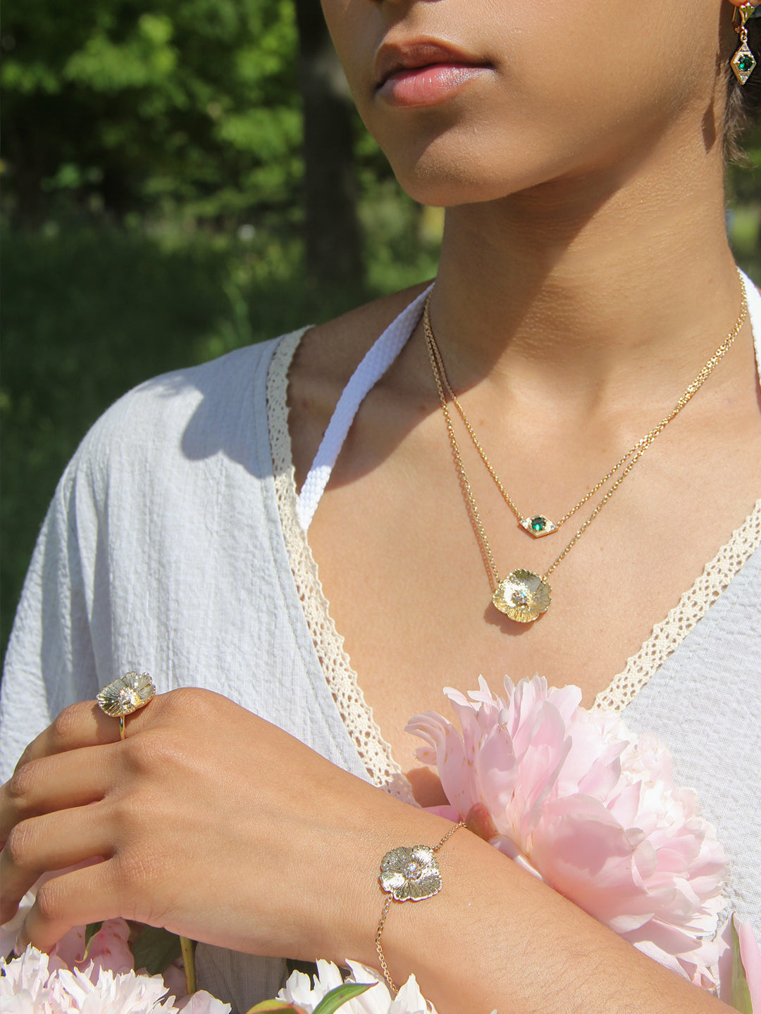 Bague PO Forme Camélia oxydes blancs