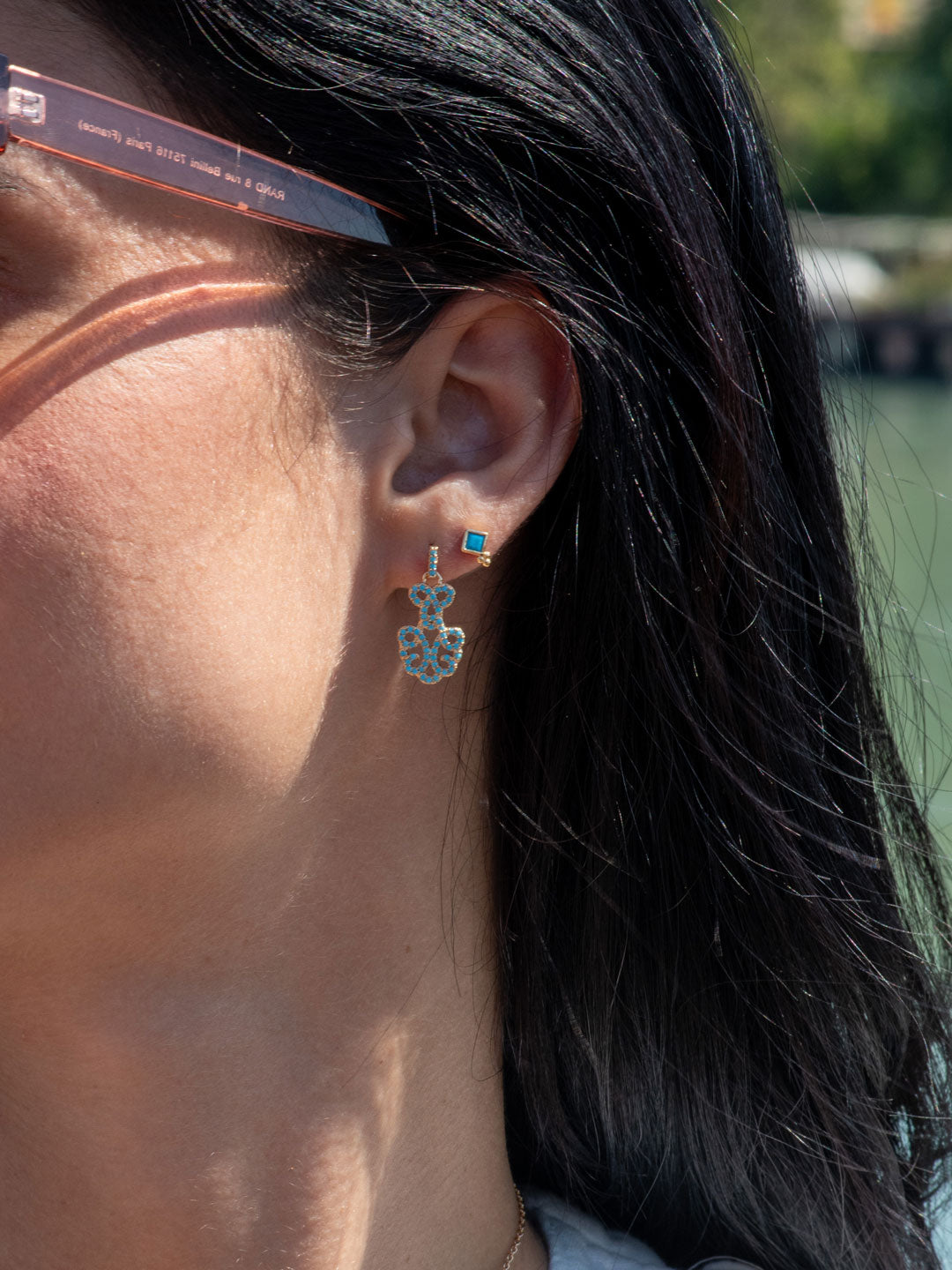 Boucles PO Arabesque Serti Zircon en Bleu Turquoise