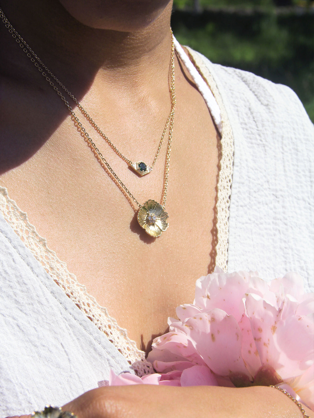 Collier PO Forme Camélia oxydes blancs