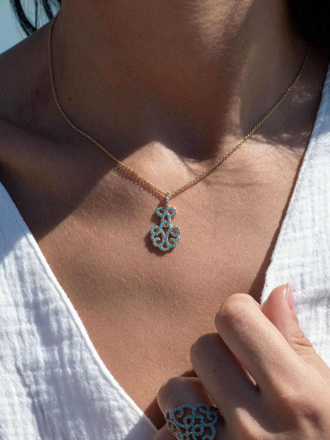 Pendantif PO Arabesque Serti Zircon en Bleu Turquoise