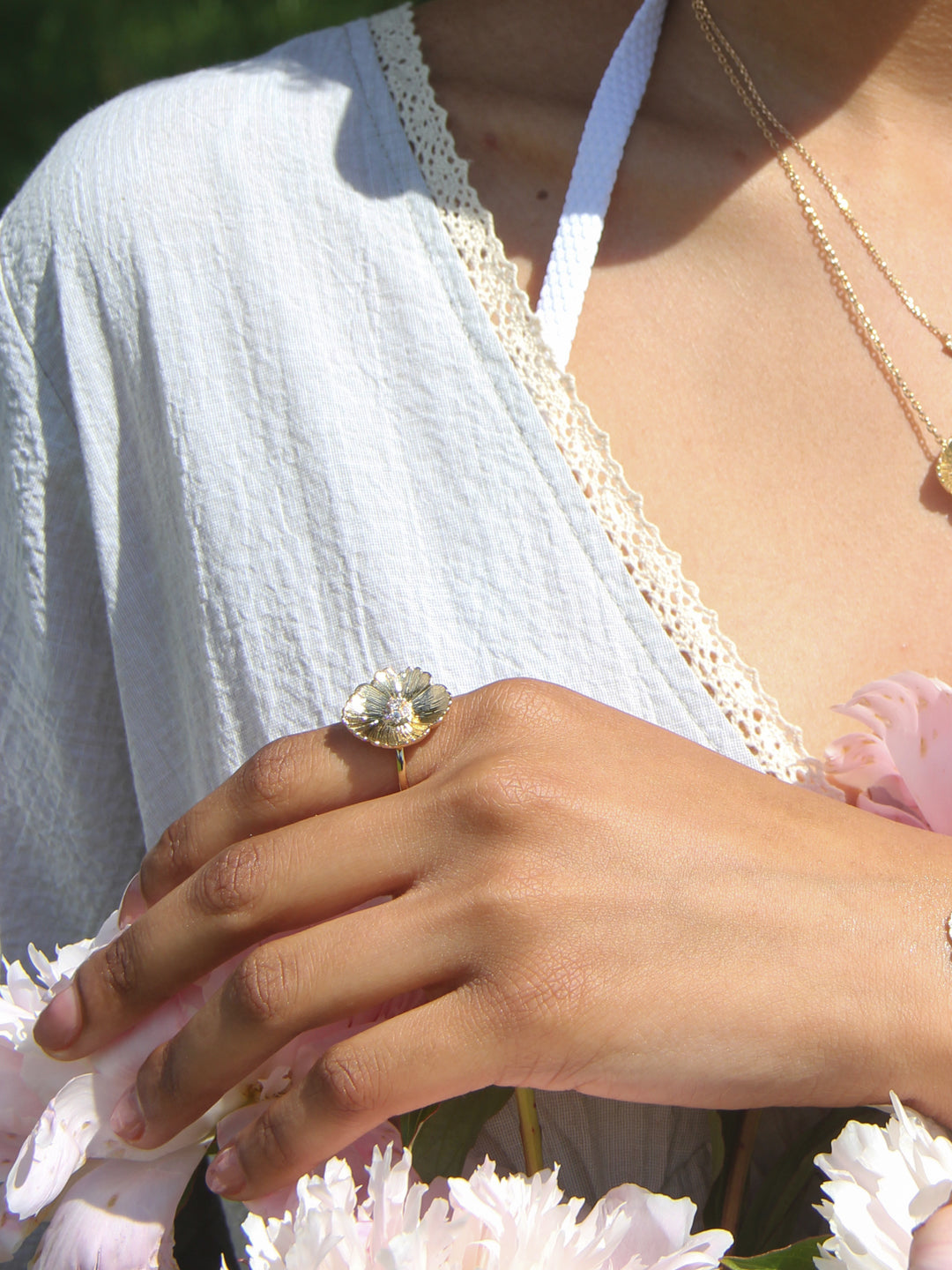 Bague PO Forme Camélia oxydes blancs