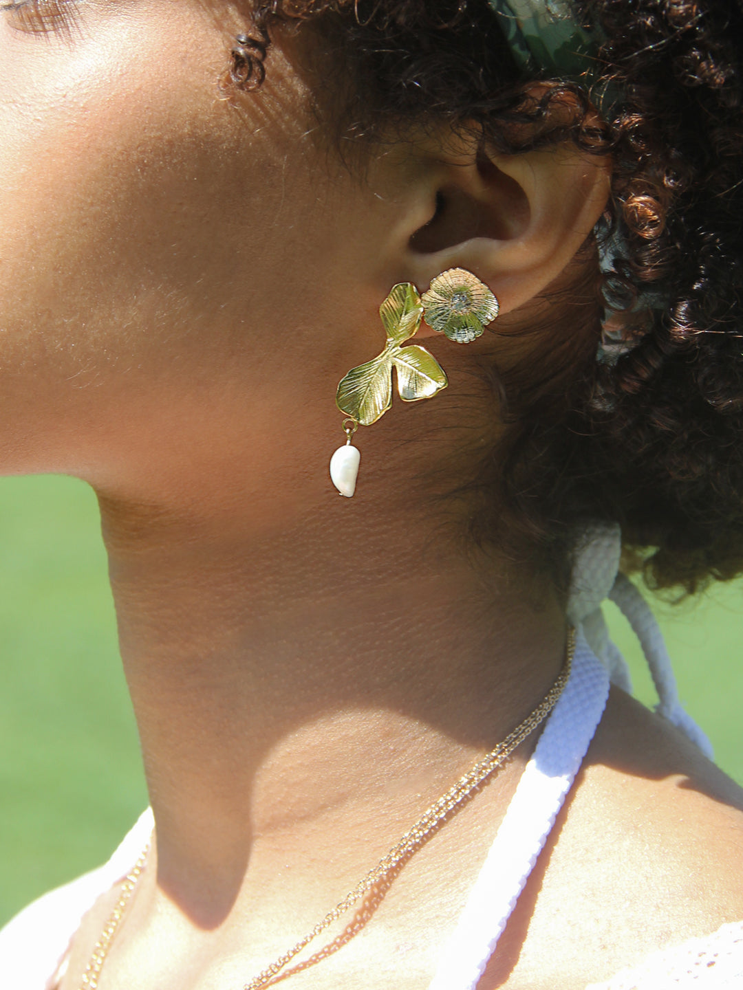 Boucles PO Forme Camélia oxydes blancs