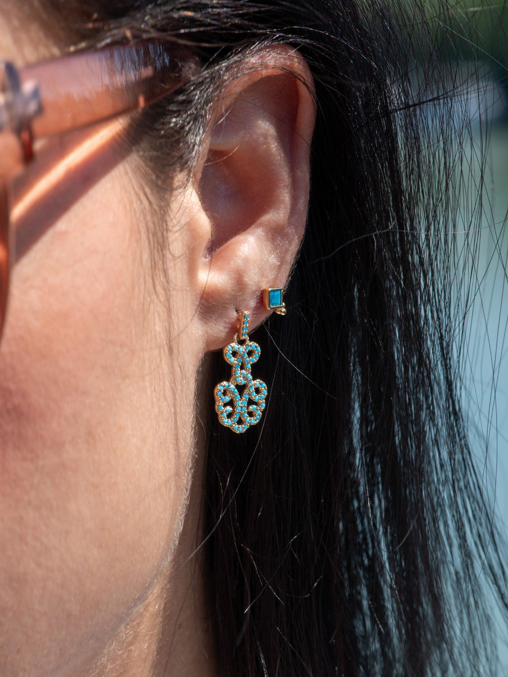Boucles PO Arabesque Serti Zircon en Bleu Turquoise