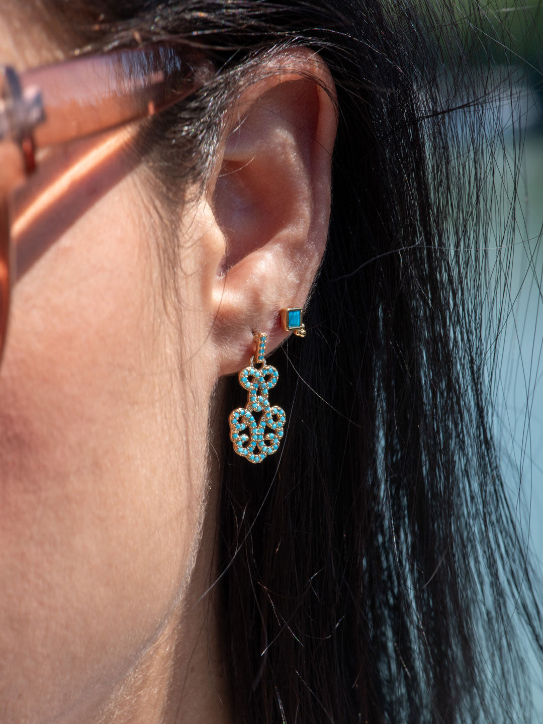 Boucles PO Arabesque Serti Zircon en Bleu Turquoise
