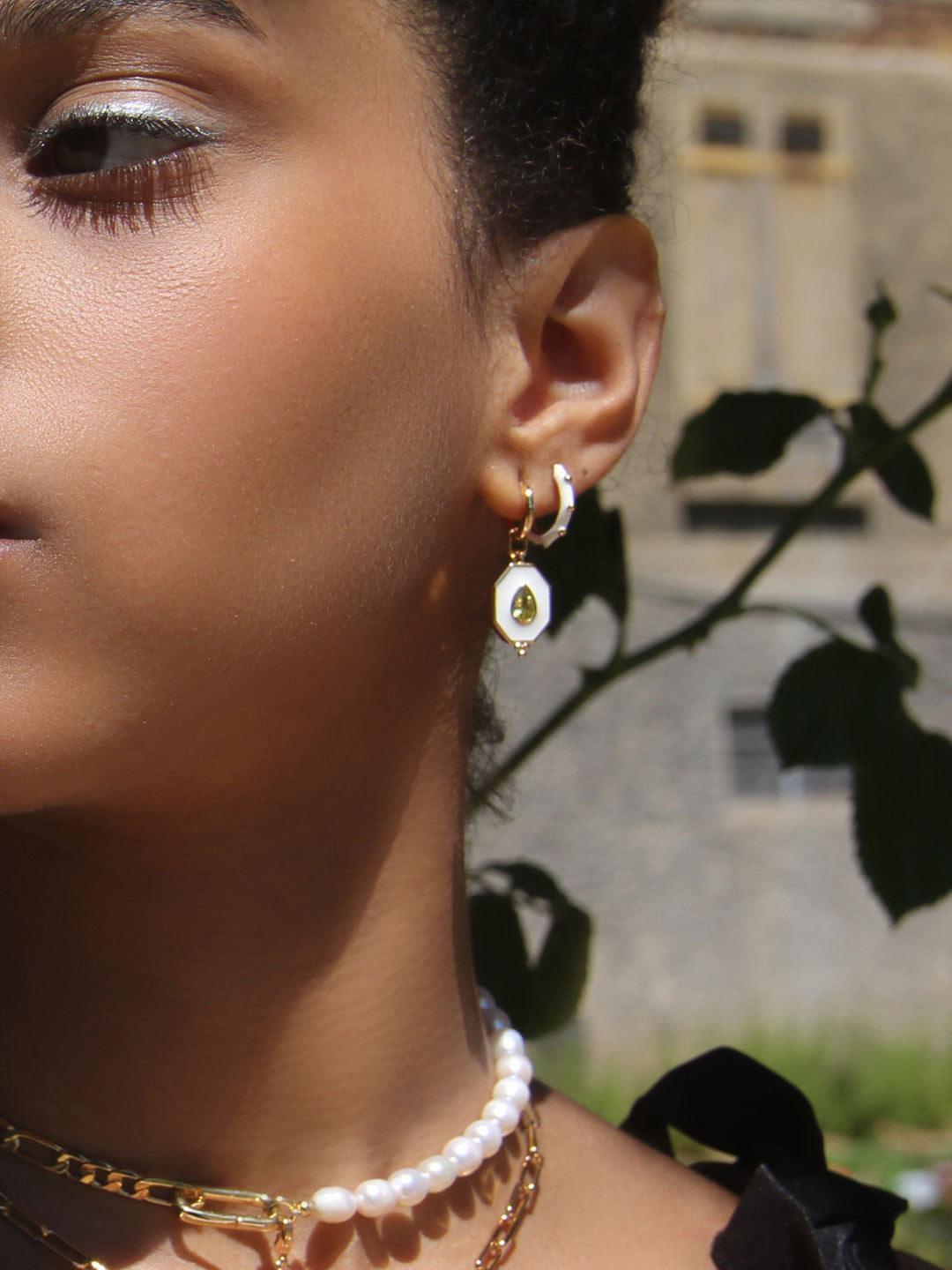 Boucles PO Emaille Blanc en forme de l'art deco