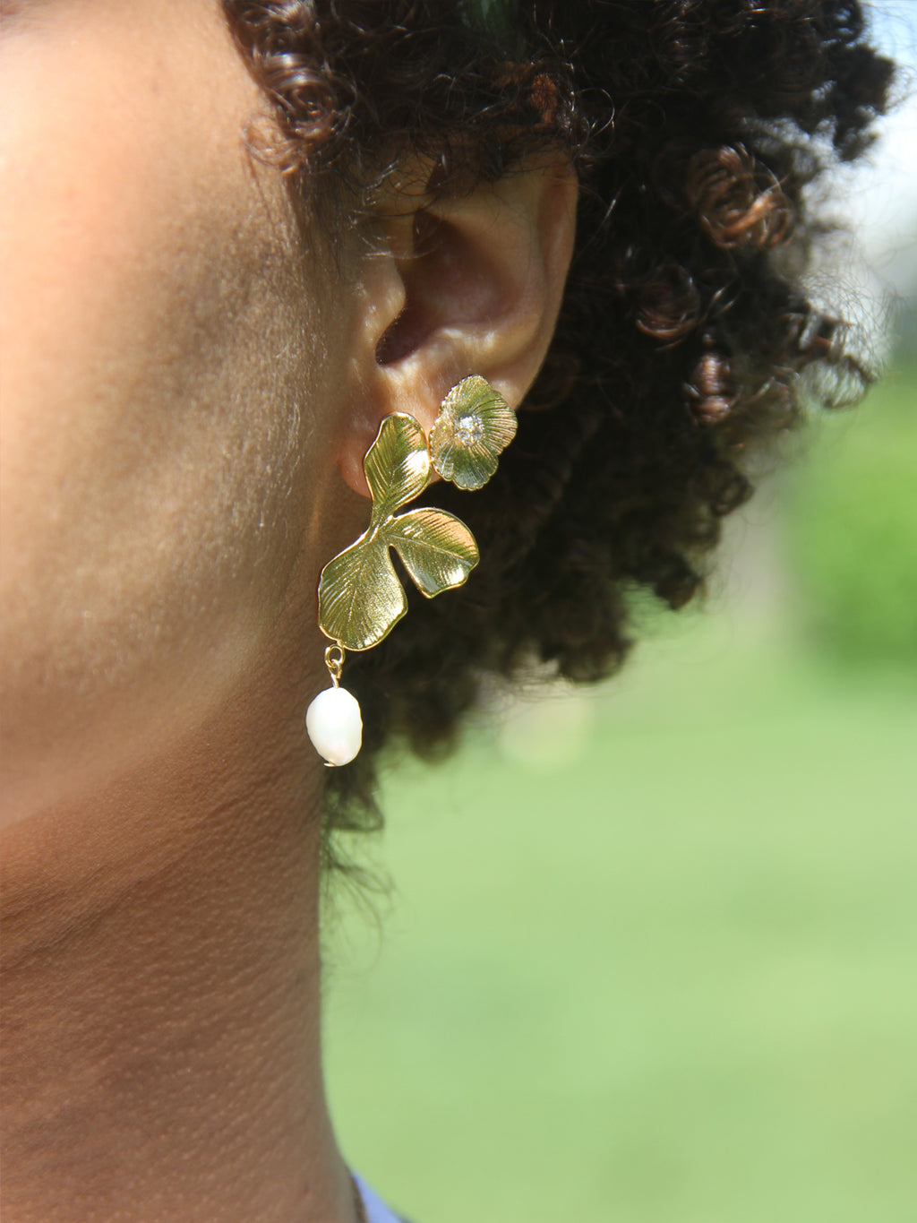 Boucles PO Forme Camélia oxydes blancs