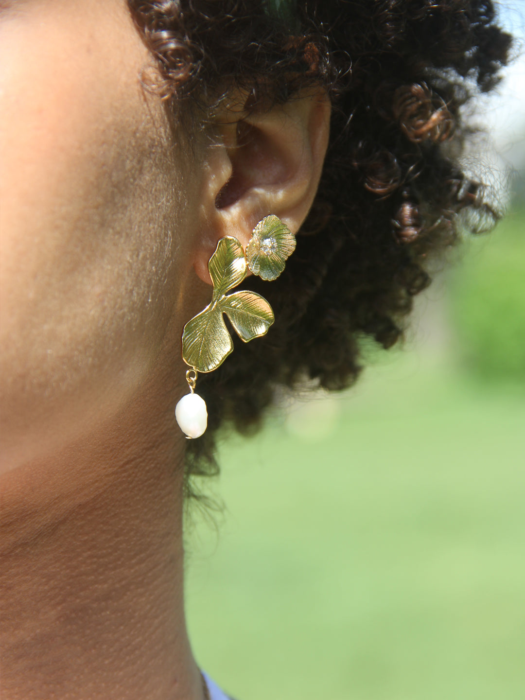 Boucles PO Forme Camélia oxydes blancs