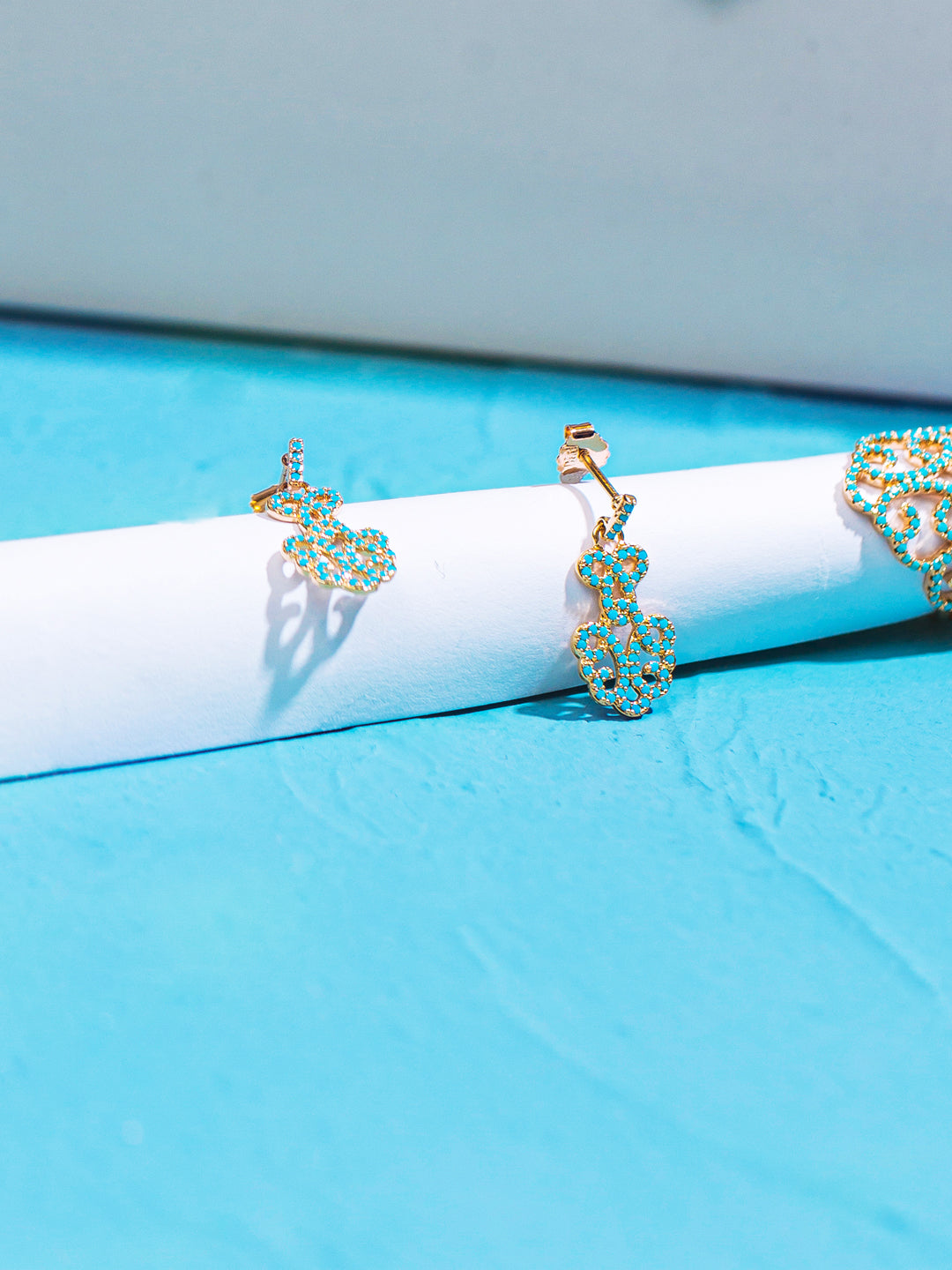 Boucles PO Arabesque Serti Zircon en Bleu Turquoise