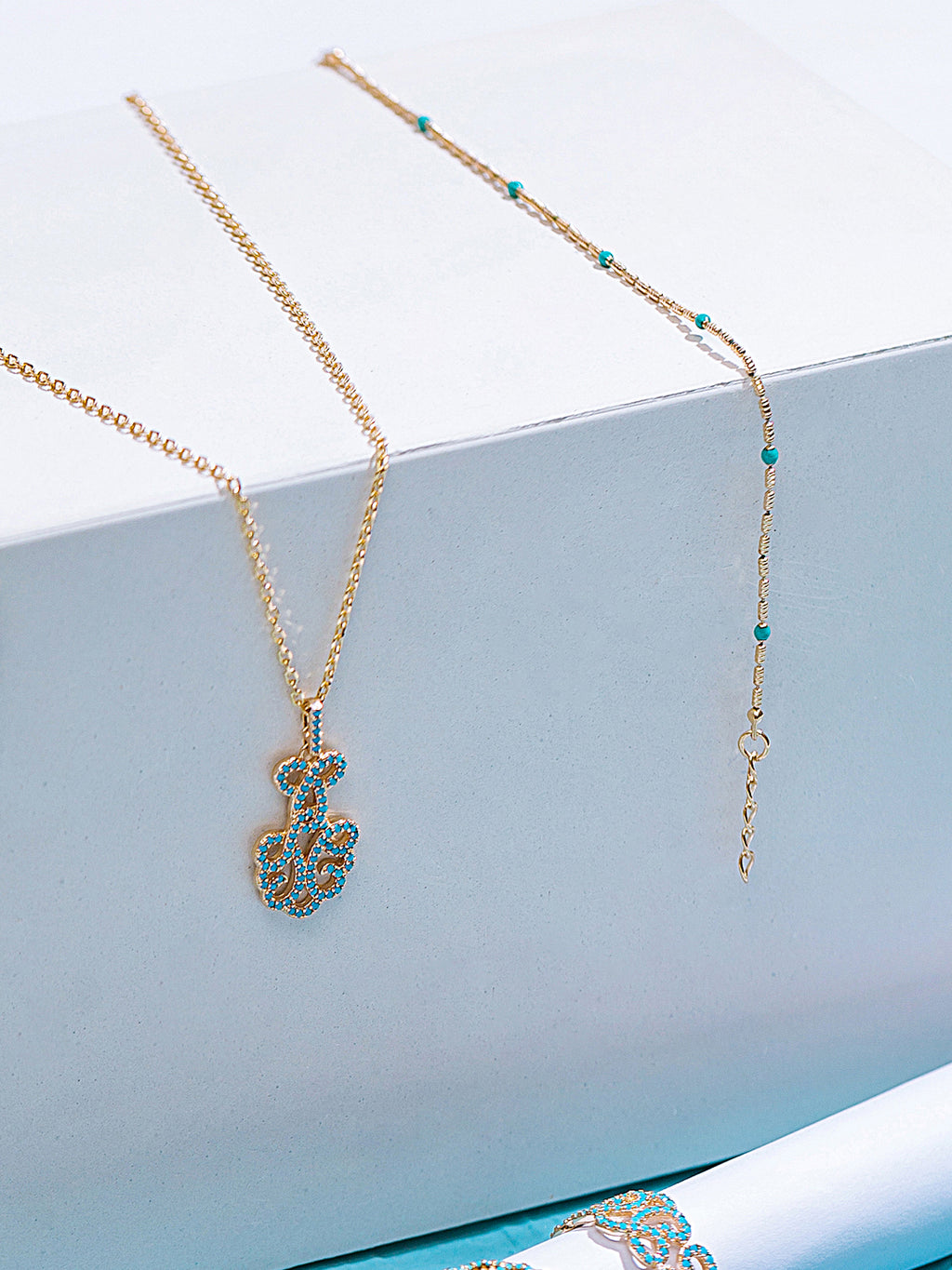 Pendantif PO Arabesque Serti Zircon en Bleu Turquoise