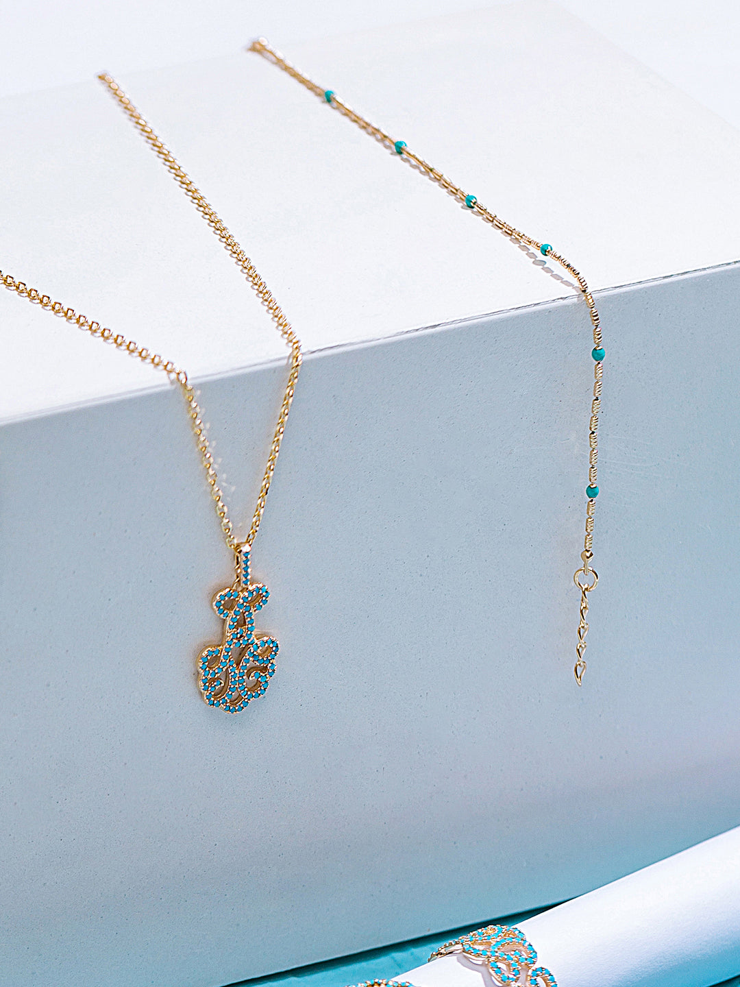 Pendantif PO Arabesque Serti Zircon en Bleu Turquoise