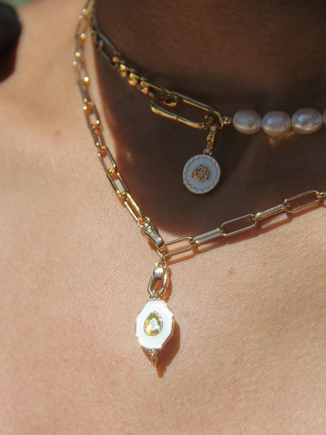 Pendantif Mousqueton PO Rose Blanc Emaille