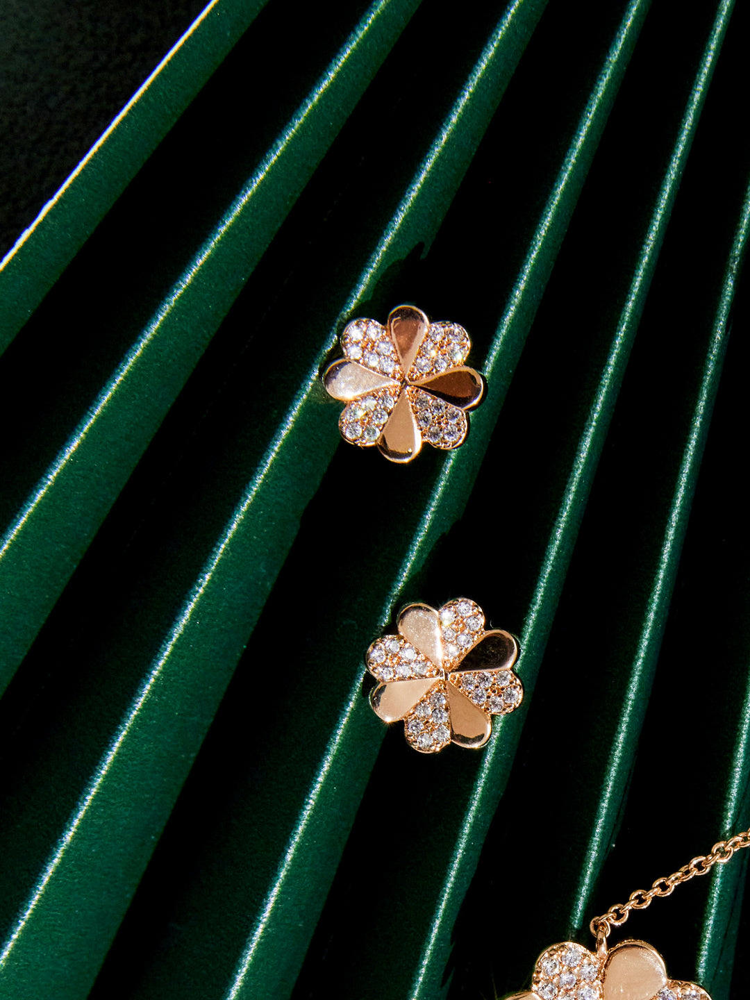 Boucles PO Forme Trèfle oxydes blancs