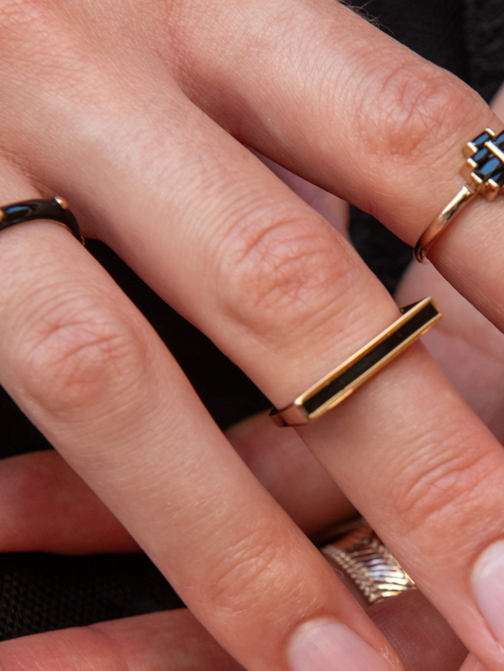 Bague Émail Noir en forme moderne geometrie PL-OR 750 3MIC